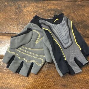 Nike Youth FITDRY Half Fingers Grey‎ Color Size XL.